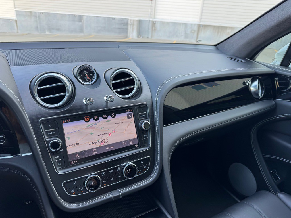 2019 Bentley Bentayga Image 16