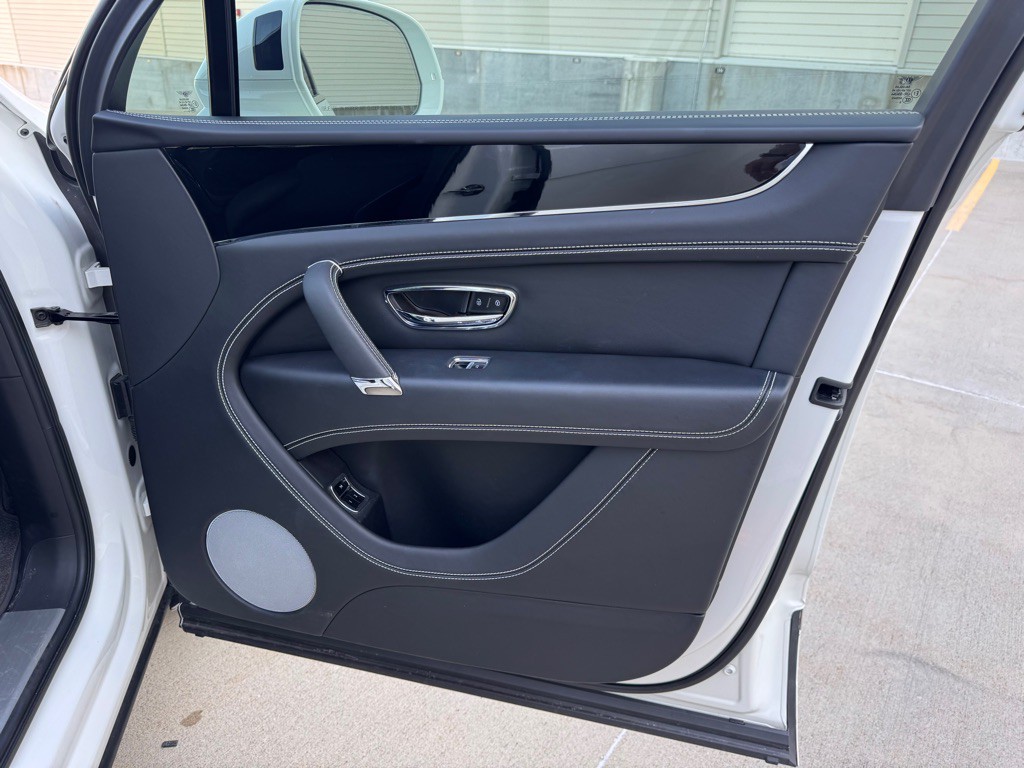 2019 Bentley Bentayga Image 26