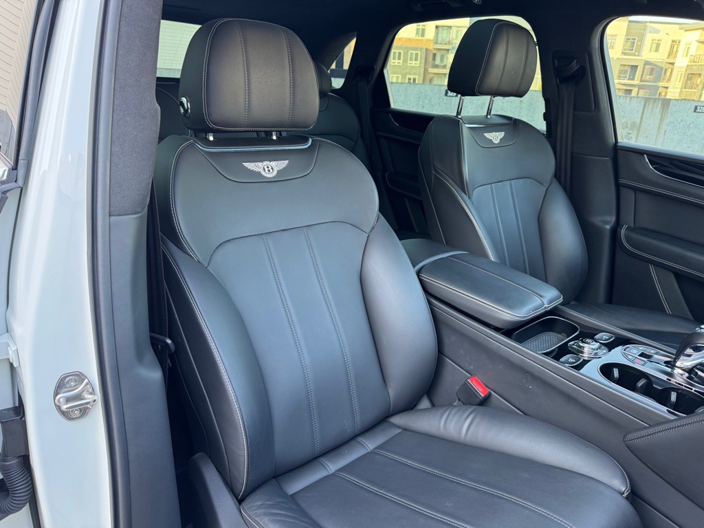 2019 Bentley Bentayga Image 28