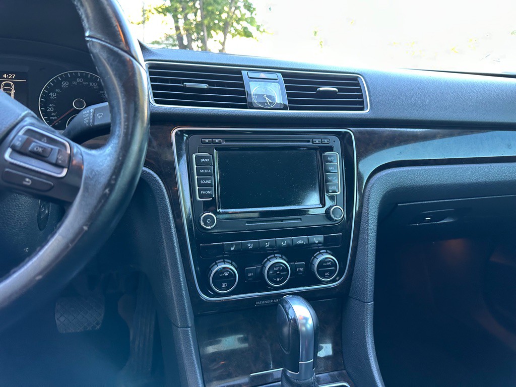 2014 Volkswagen Passat Image 12