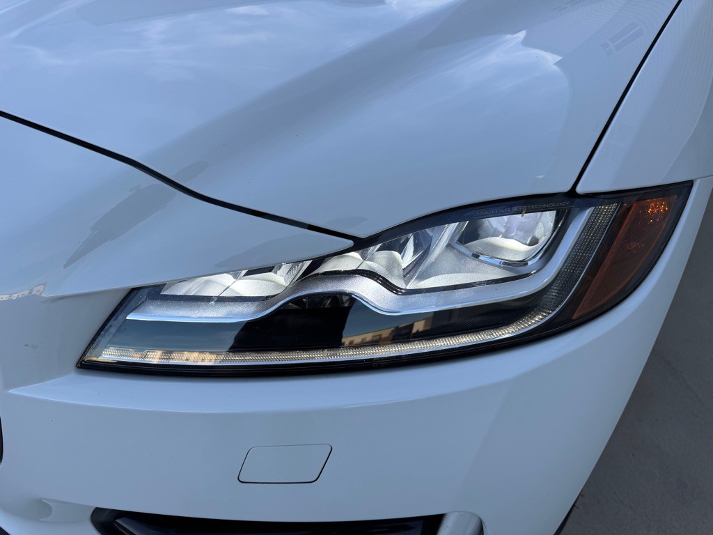 2017 Jaguar F-PACE Image 9