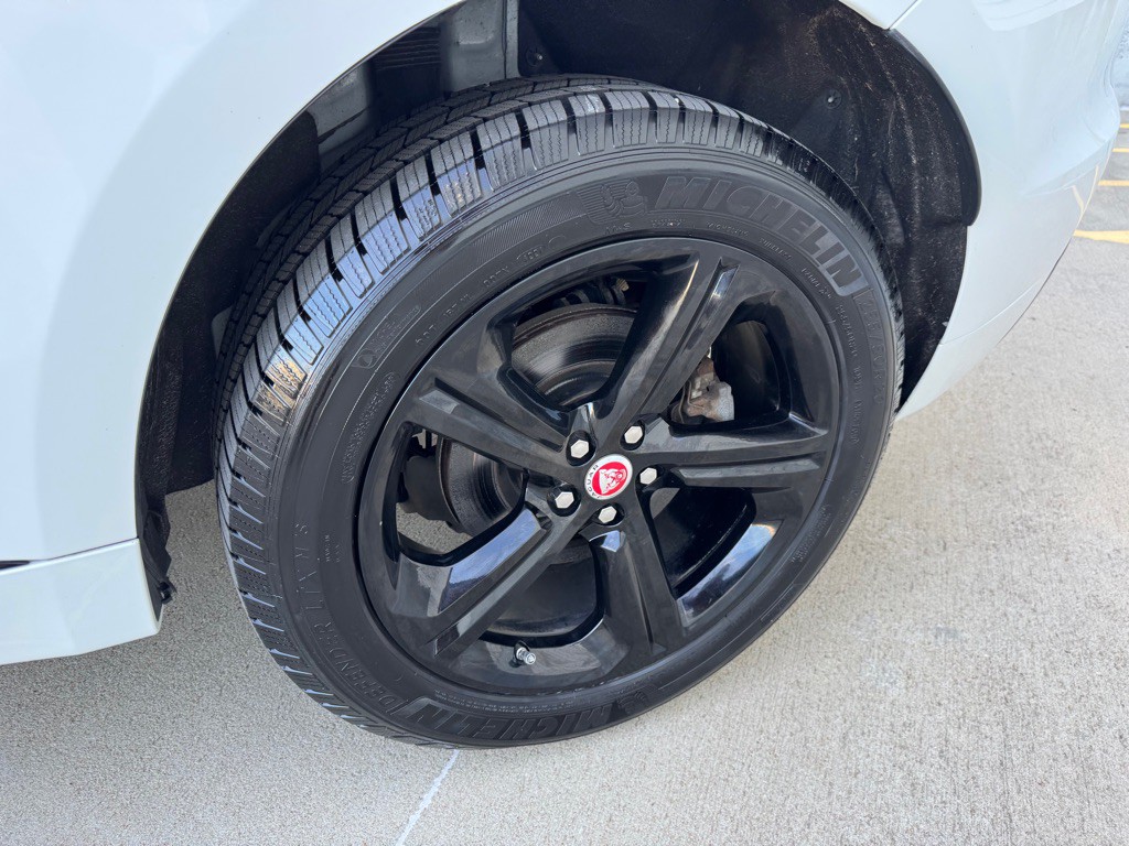 2017 Jaguar F-PACE Image 10