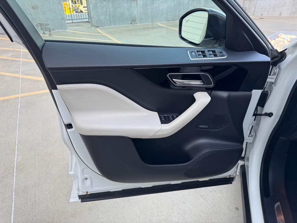 2017 Jaguar F-PACE Image 11