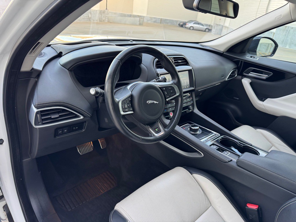 2017 Jaguar F-PACE Image 12