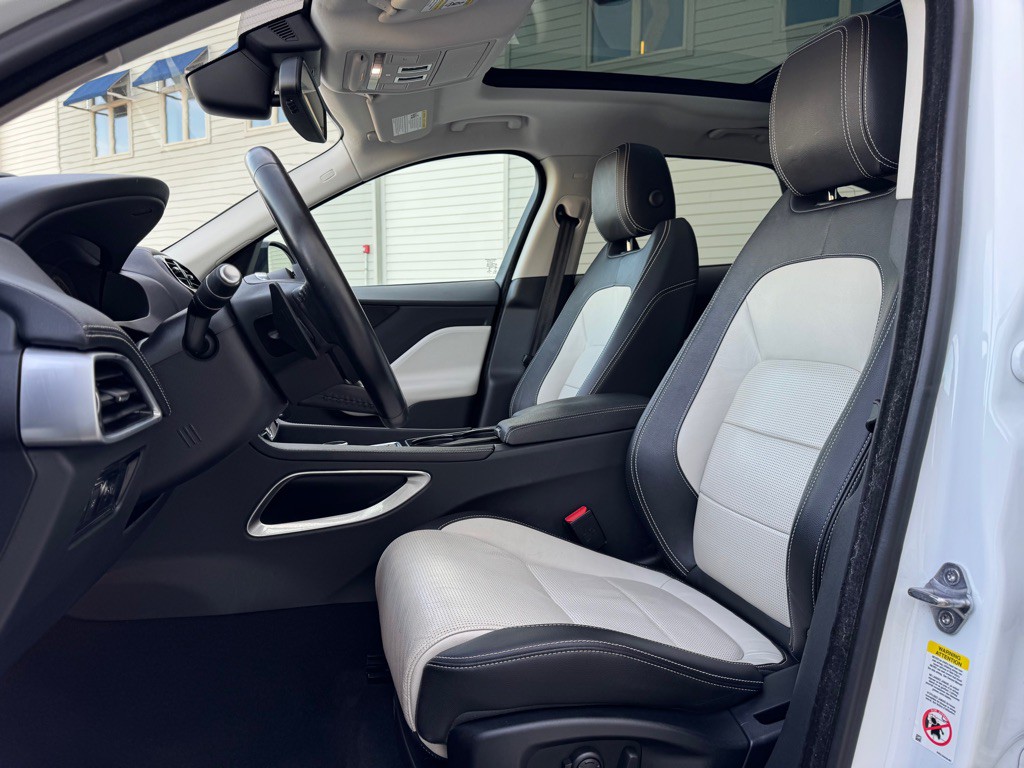 2017 Jaguar F-PACE Image 13