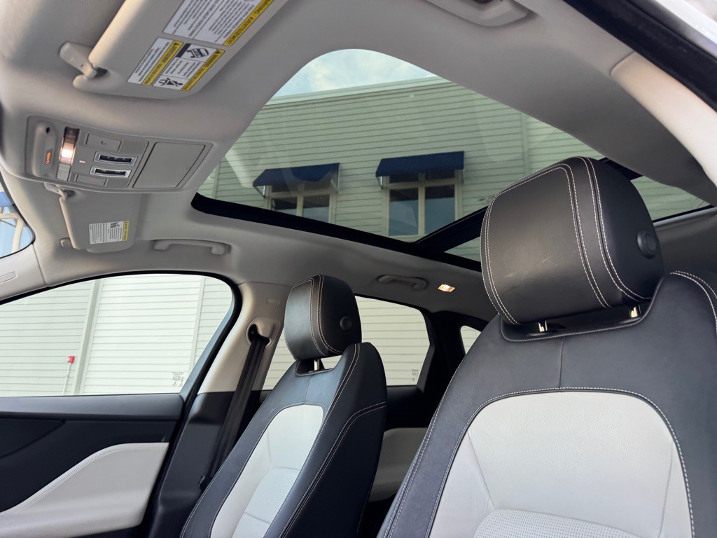 2017 Jaguar F-PACE Image 14