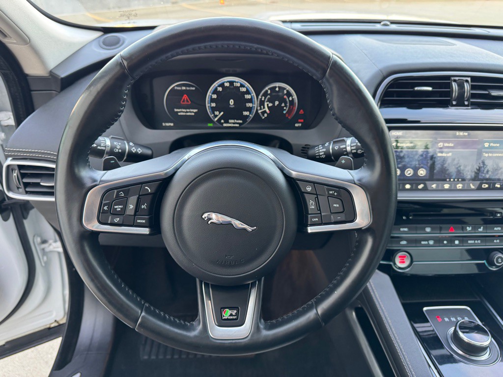 2017 Jaguar F-PACE Image 15