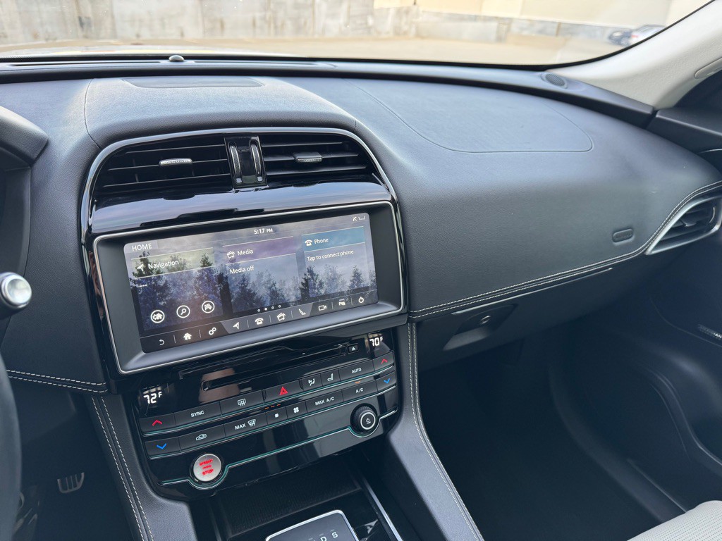 2017 Jaguar F-PACE Image 18