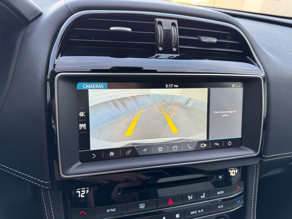 2017 Jaguar F-PACE Image 20