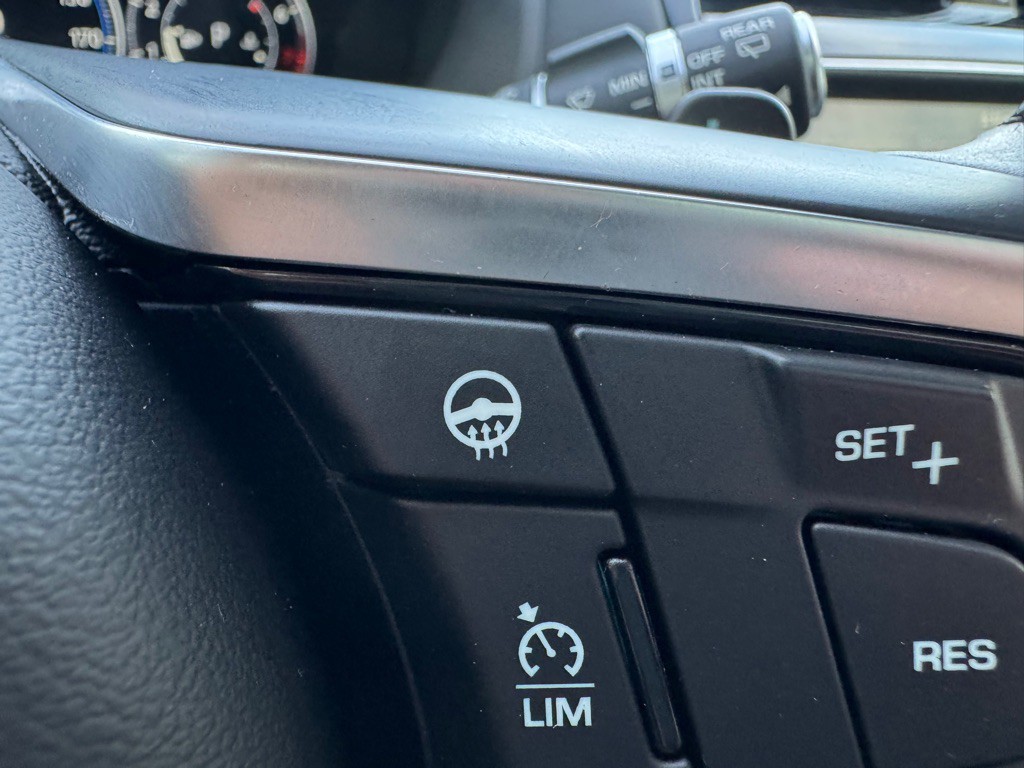 2017 Jaguar F-PACE Image 22