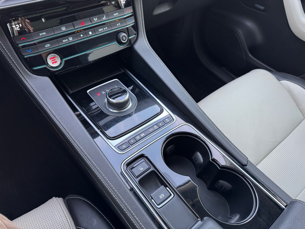 2017 Jaguar F-PACE Image 23