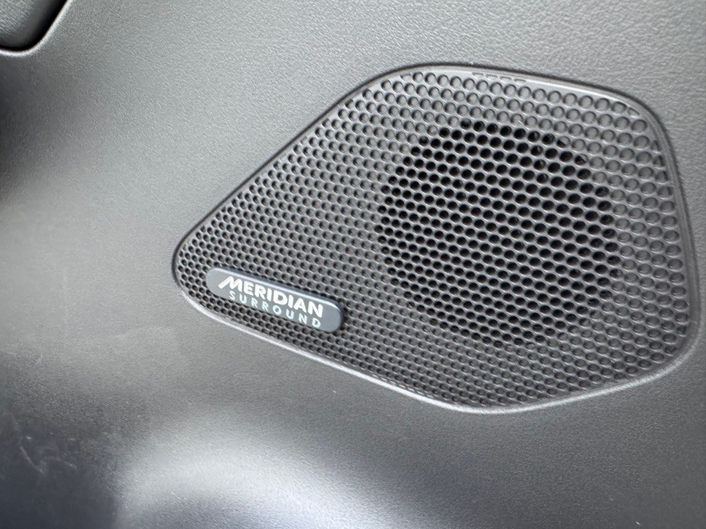 2017 Jaguar F-PACE Image 24