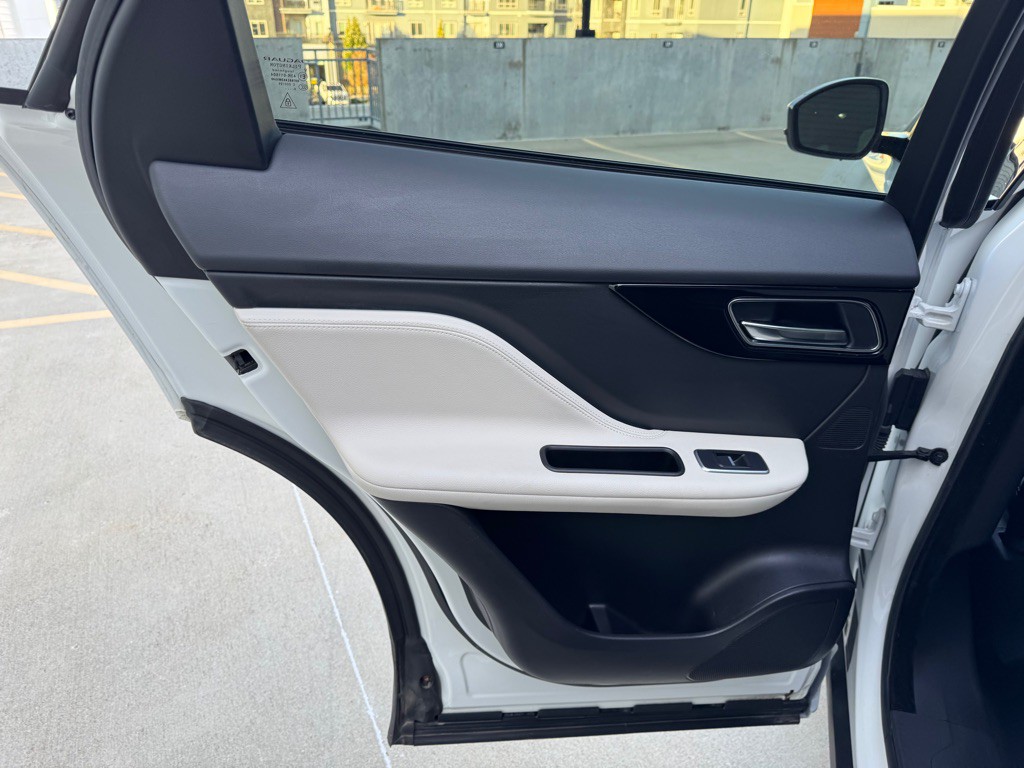 2017 Jaguar F-PACE Image 25