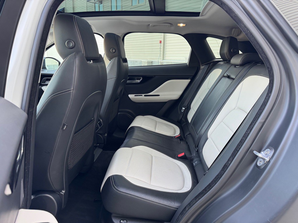 2017 Jaguar F-PACE Image 26