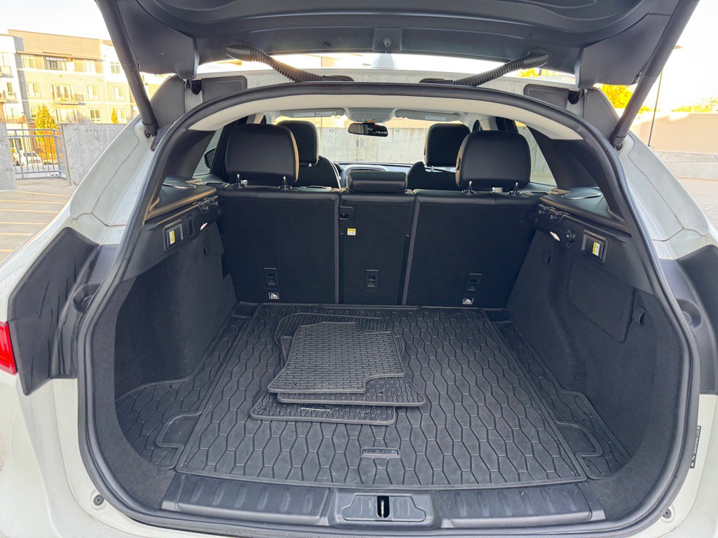 2017 Jaguar F-PACE Image 28