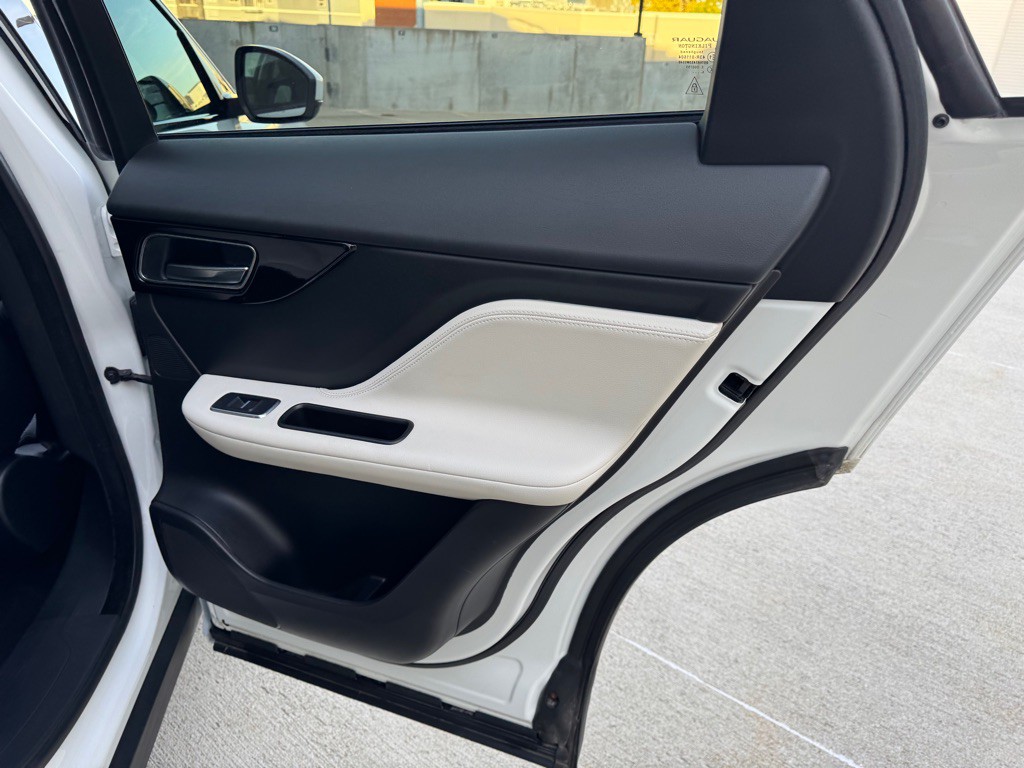 2017 Jaguar F-PACE Image 29