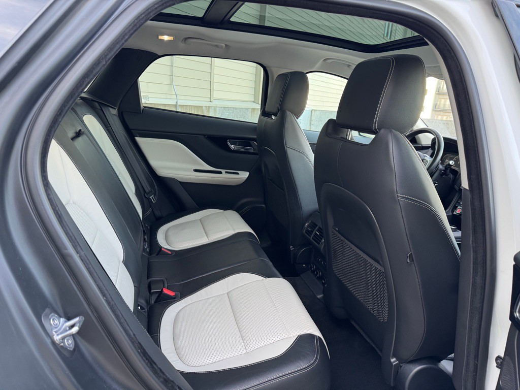2017 Jaguar F-PACE Image 30