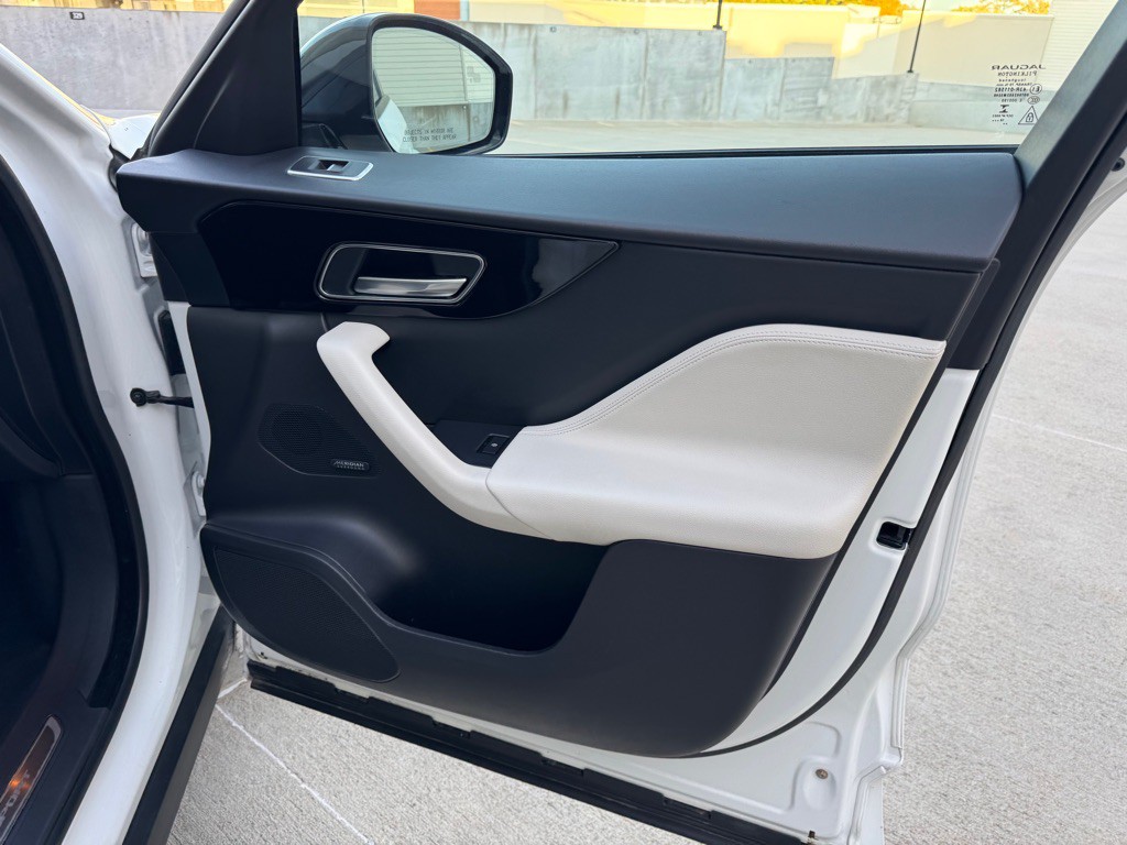 2017 Jaguar F-PACE Image 31