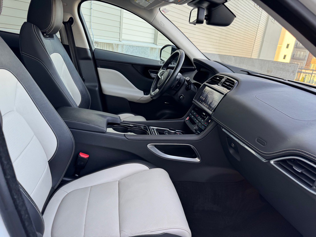 2017 Jaguar F-PACE Image 32