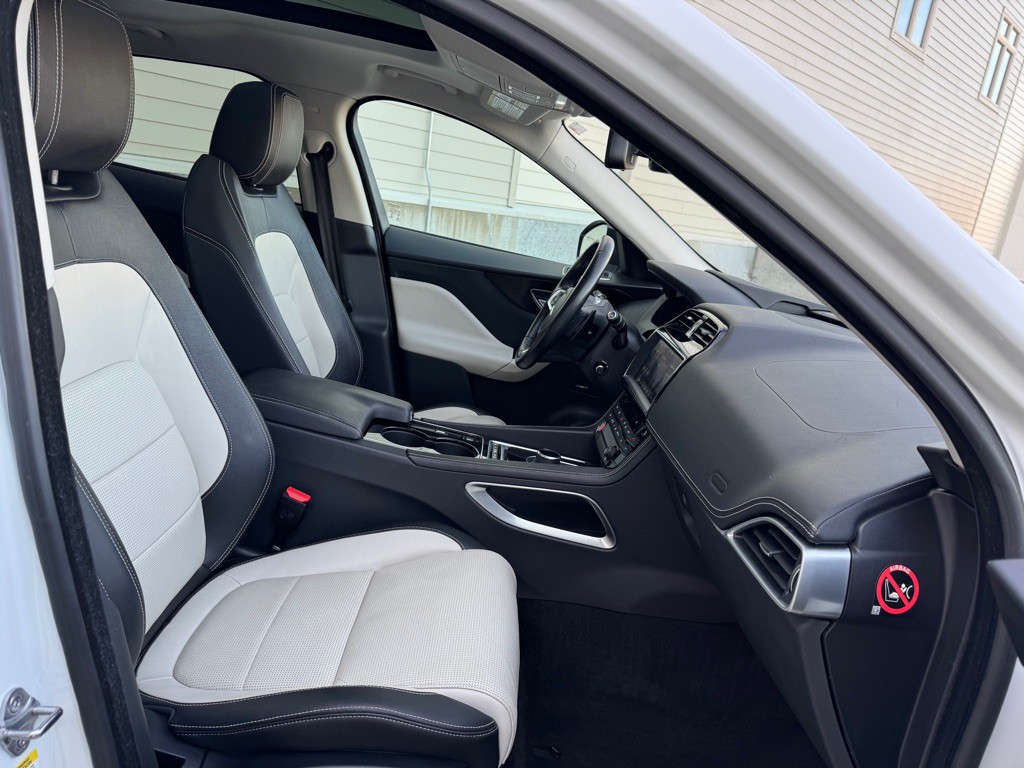 2017 Jaguar F-PACE Image 33