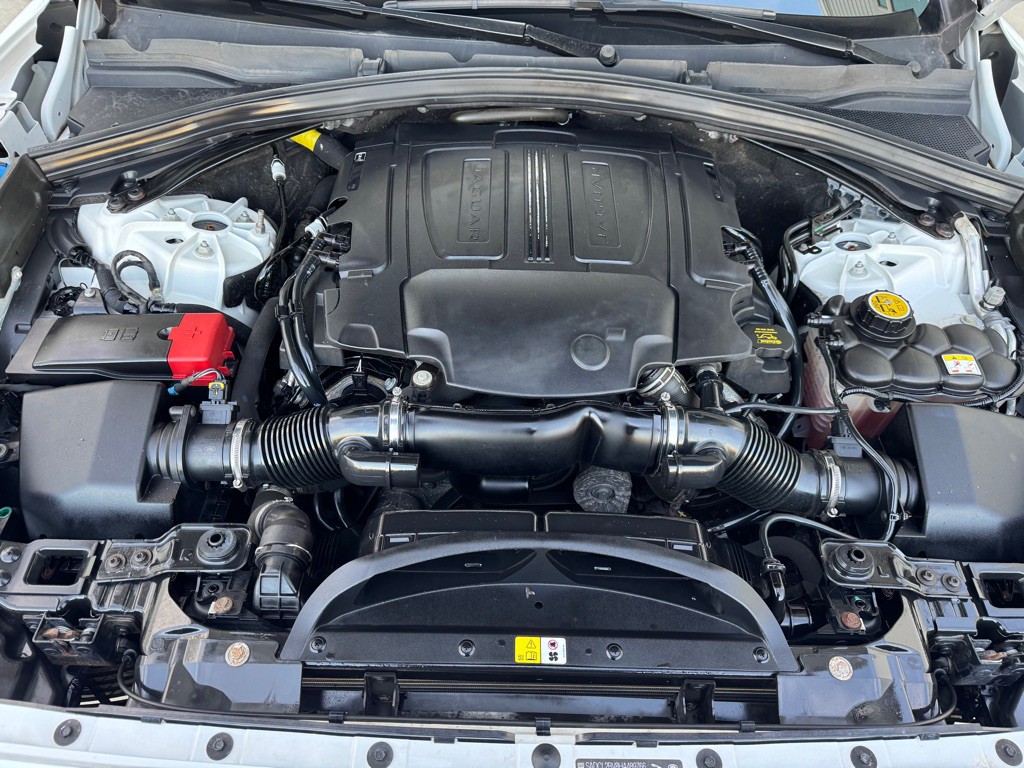 2017 Jaguar F-PACE Image 34