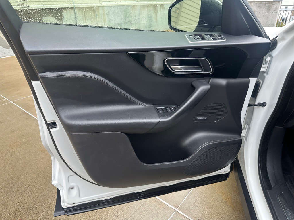 2017 Jaguar F-PACE Image 9