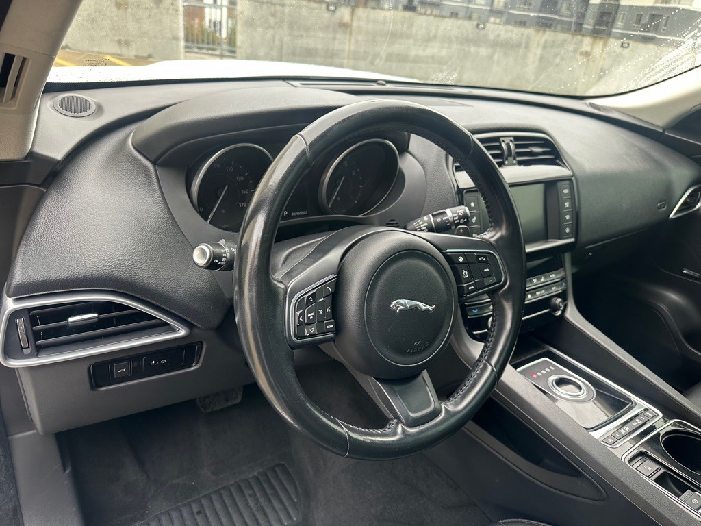 2017 Jaguar F-PACE Image 10