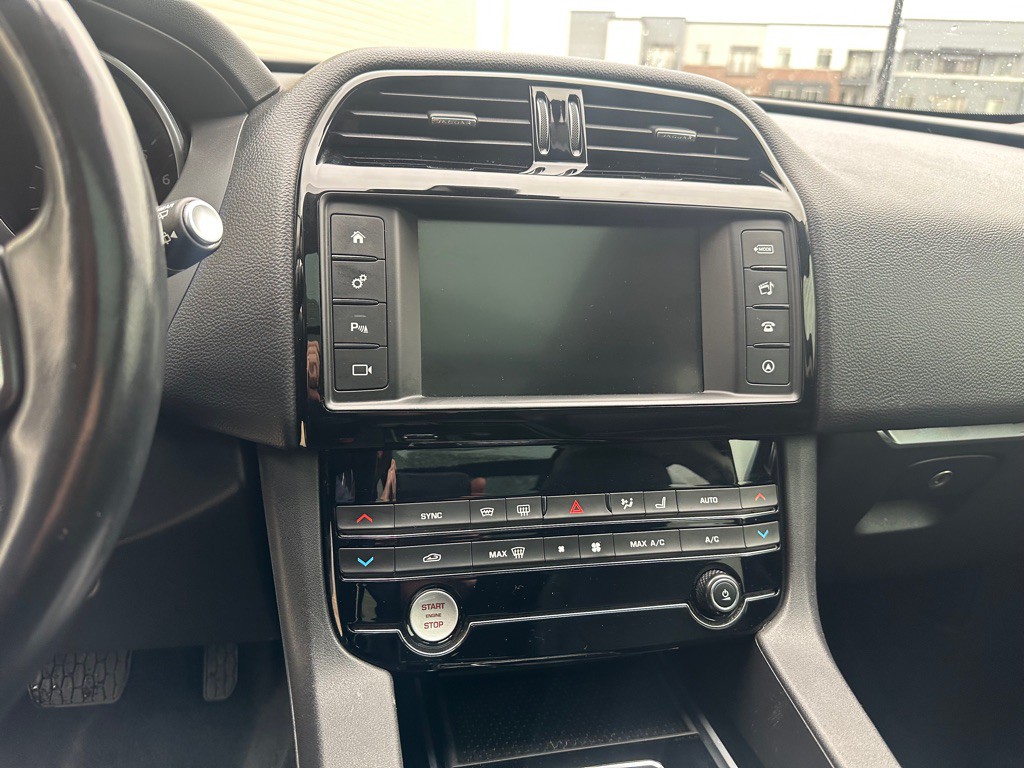 2017 Jaguar F-PACE Image 11