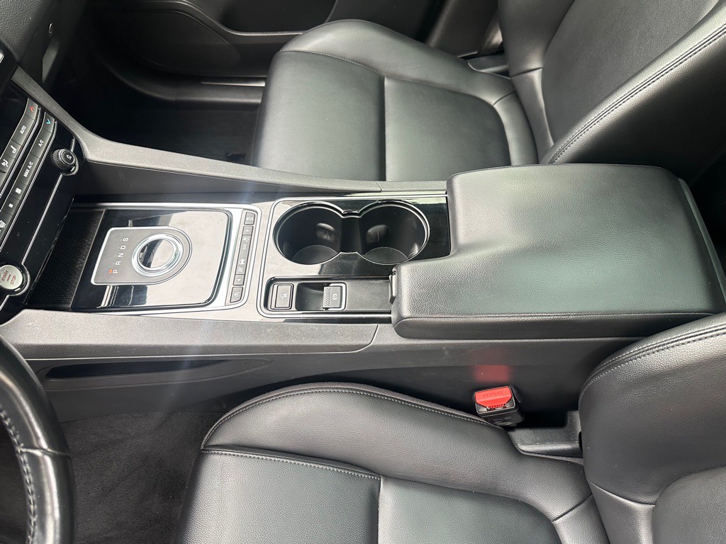 2017 Jaguar F-PACE Image 12