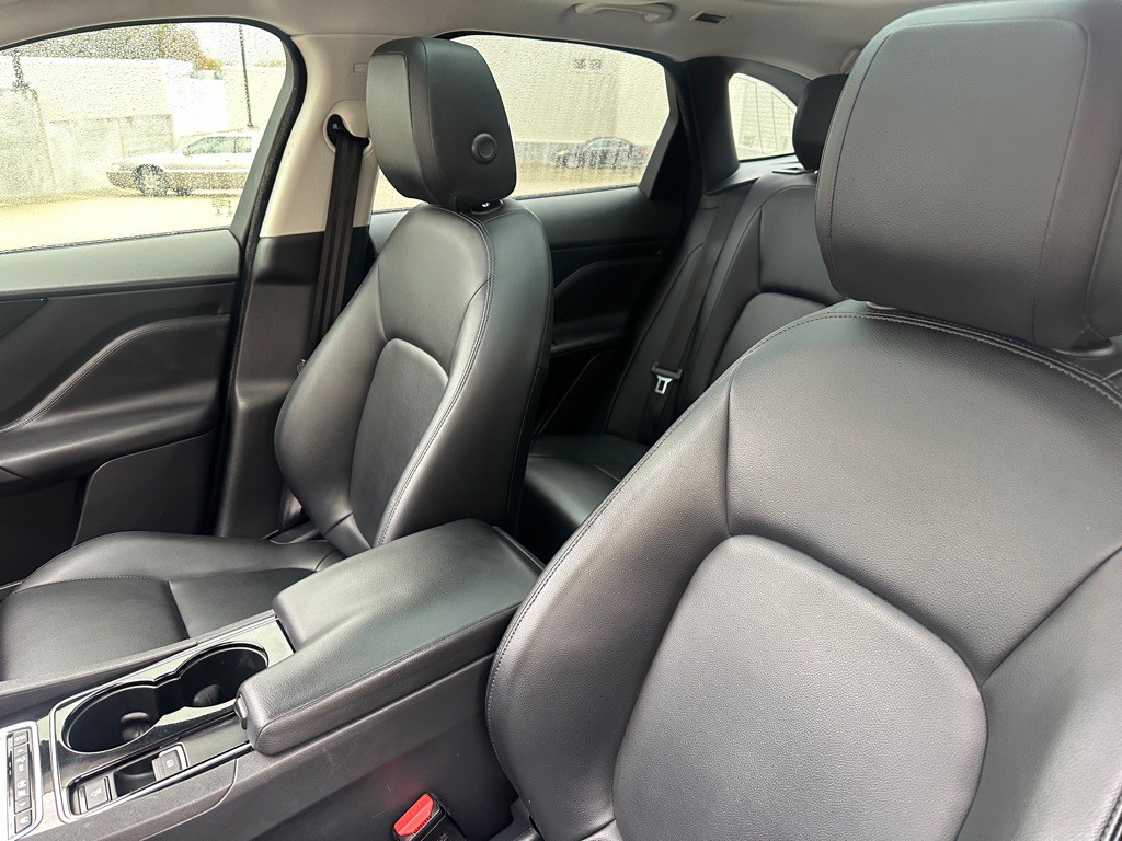 2017 Jaguar F-PACE Image 15