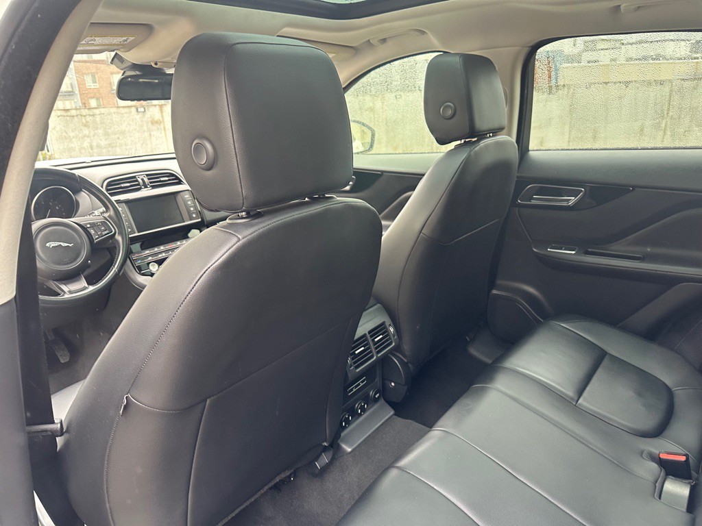 2017 Jaguar F-PACE Image 16