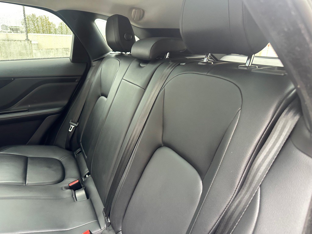 2017 Jaguar F-PACE Image 18