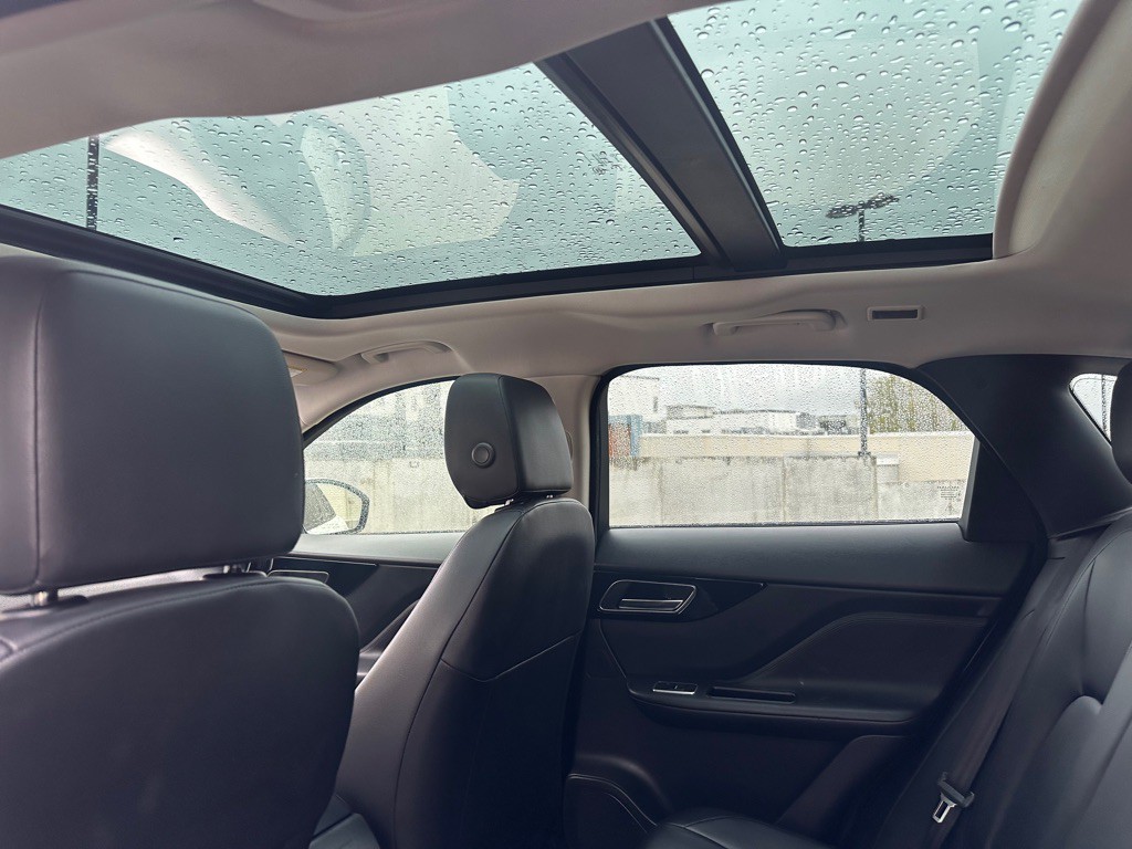 2017 Jaguar F-PACE Image 19