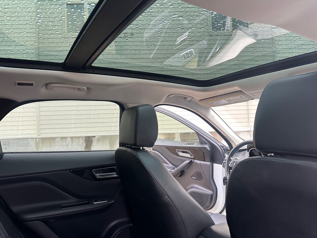 2017 Jaguar F-PACE Image 23