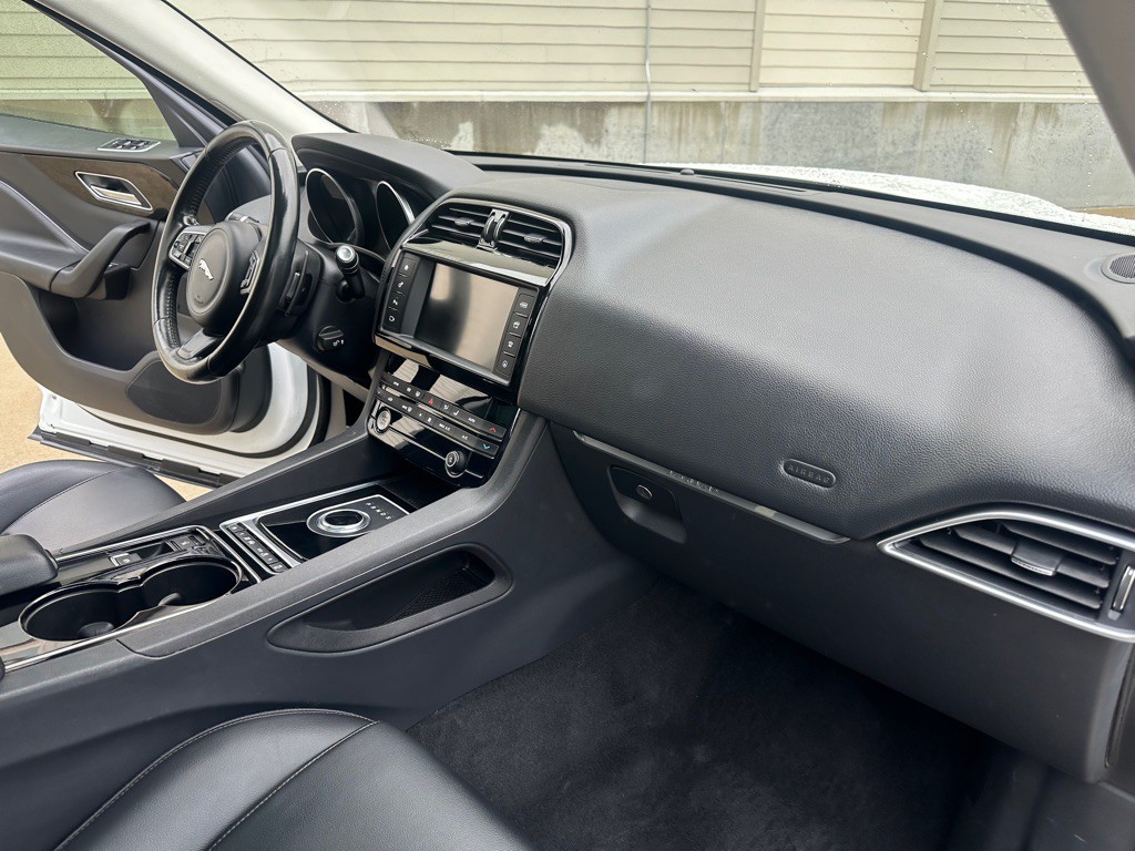 2017 Jaguar F-PACE Image 24