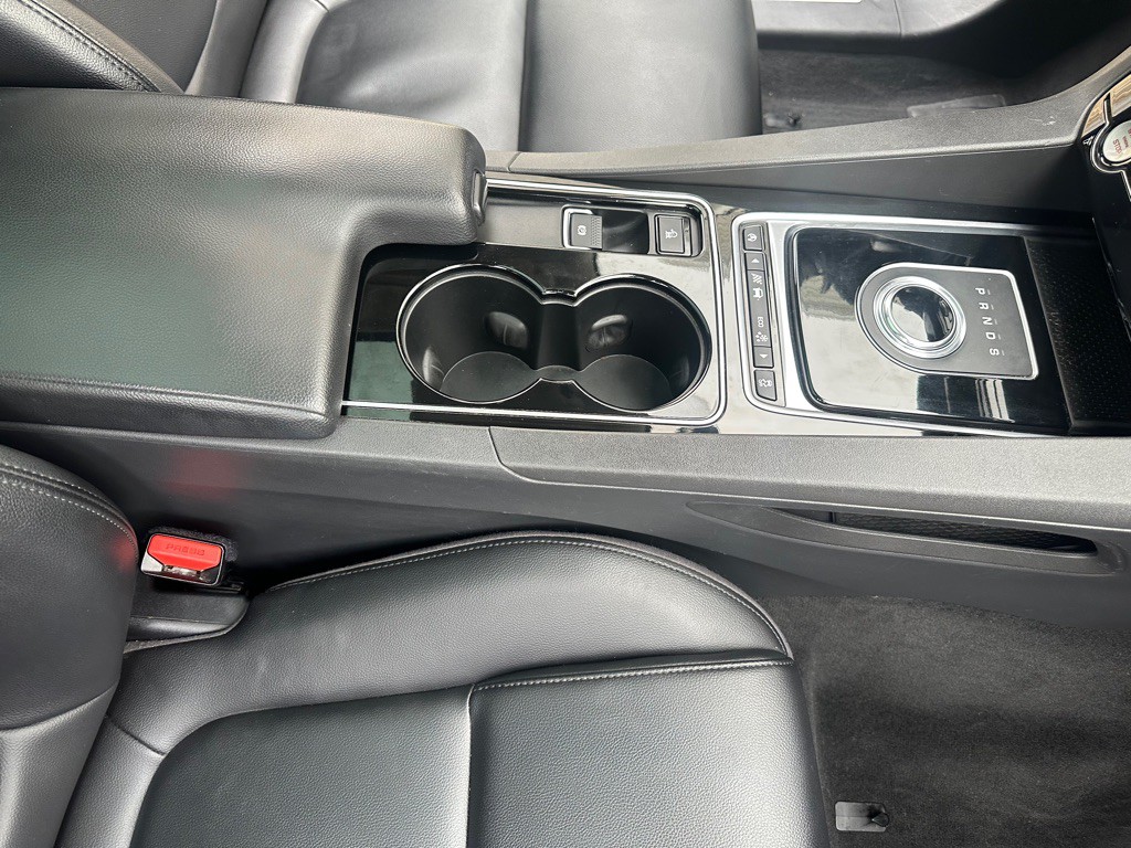 2017 Jaguar F-PACE Image 25