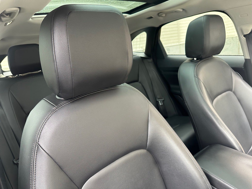 2017 Jaguar F-PACE Image 28