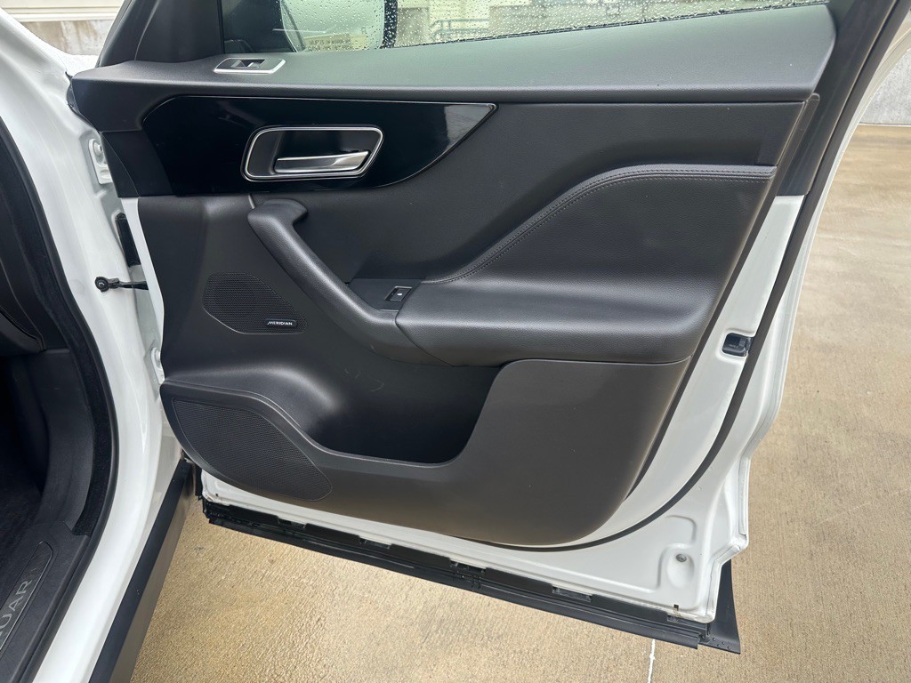 2017 Jaguar F-PACE Image 29