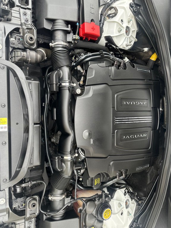 2017 Jaguar F-PACE Image 30