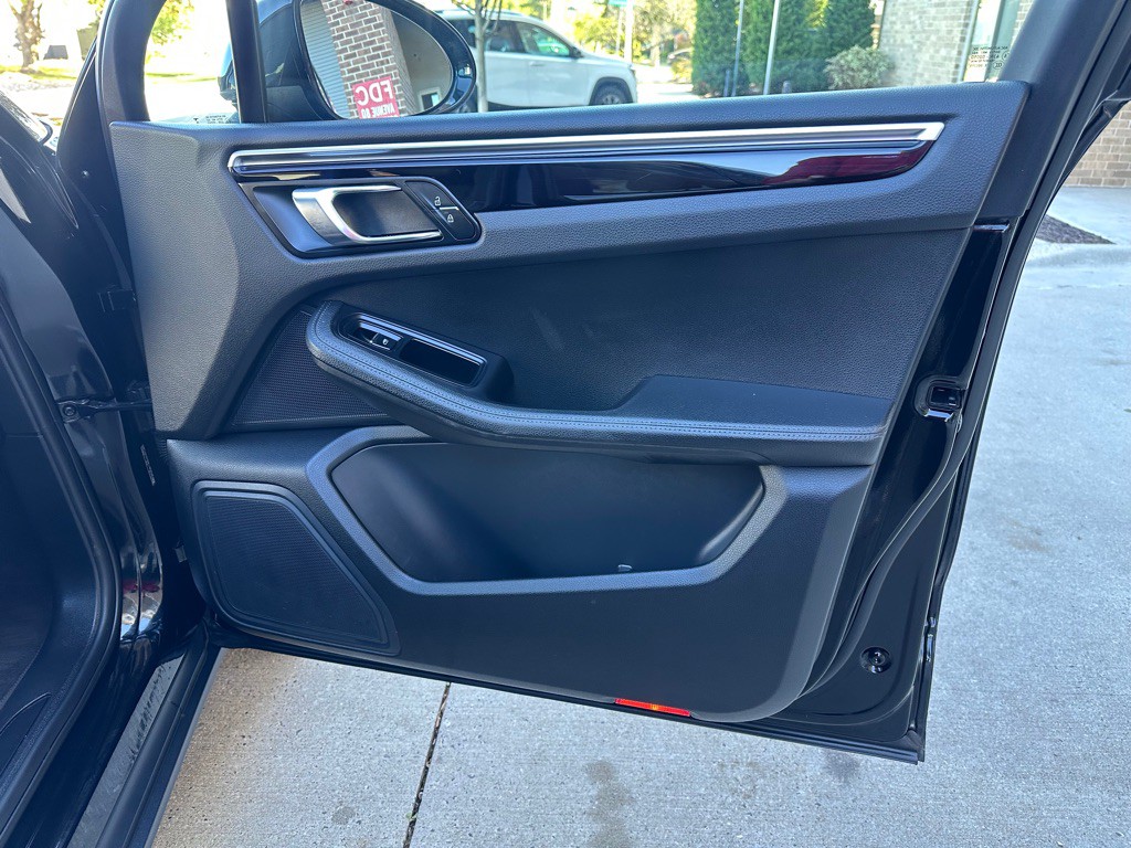 2020 Porsche Macan Image 28