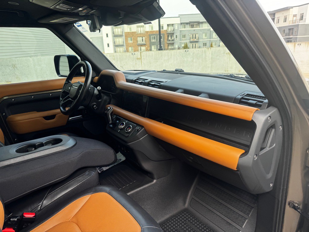 2020 Land Rover Defender Image 21