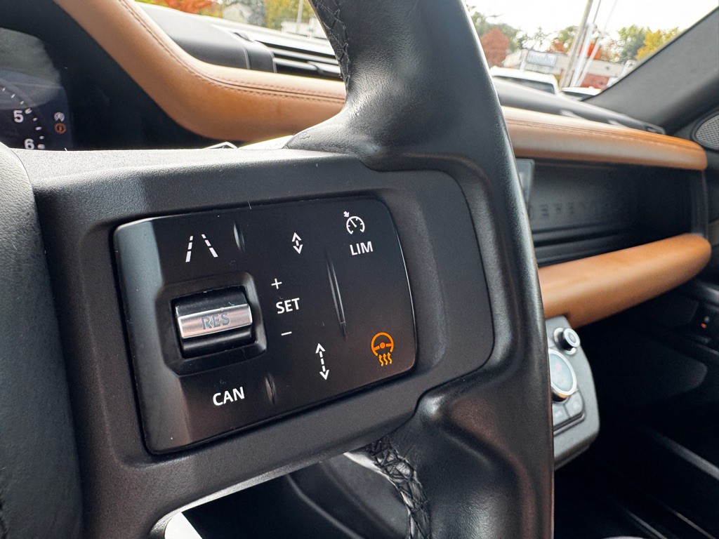 2020 Land Rover Defender Image 25