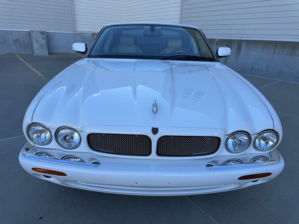 2002 Jaguar XJ Image 8