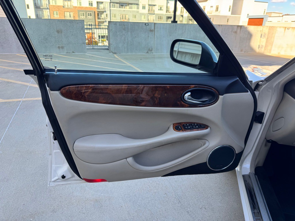 2002 Jaguar XJ Image 10