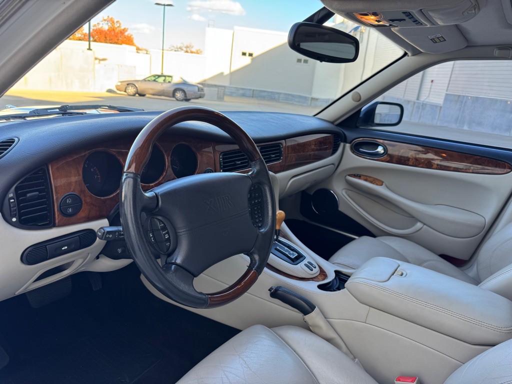 2002 Jaguar XJ Image 11