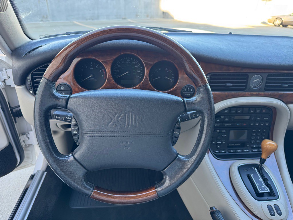 2002 Jaguar XJ Image 12