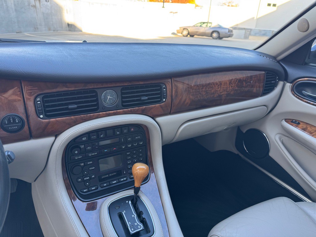 2002 Jaguar XJ Image 13