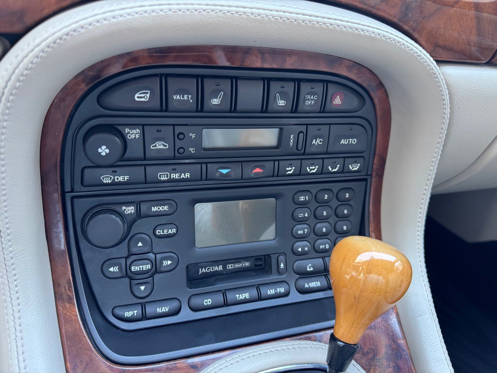 2002 Jaguar XJ Image 15