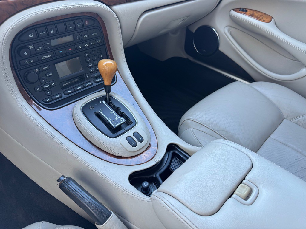2002 Jaguar XJ Image 16