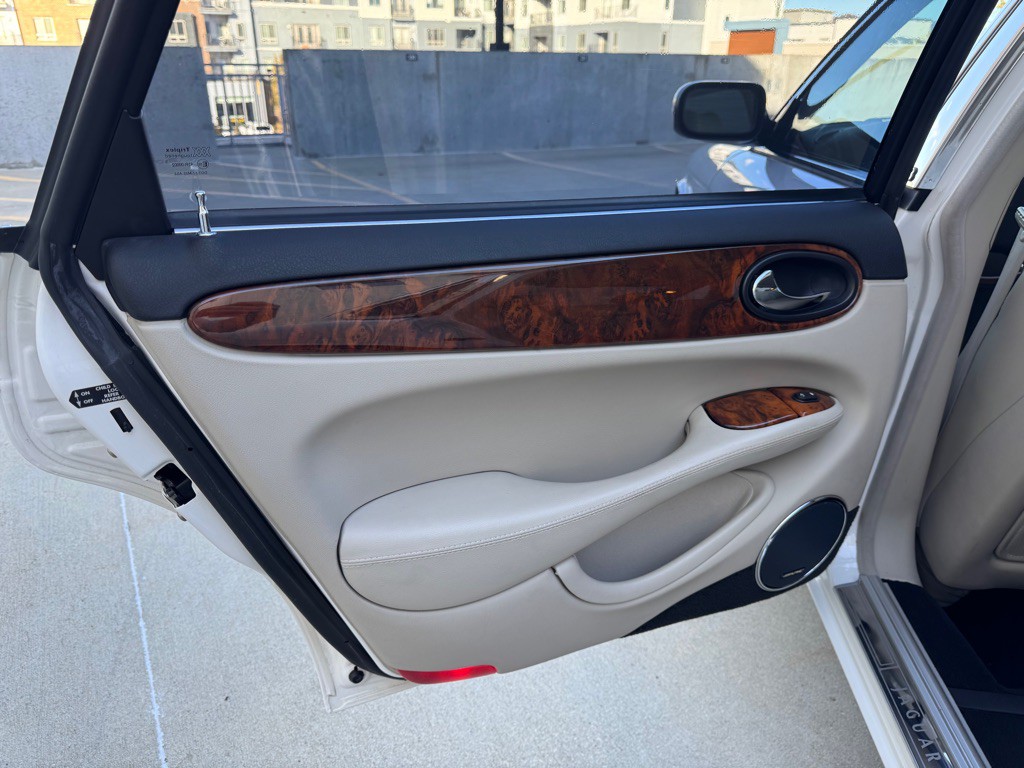 2002 Jaguar XJ Image 18